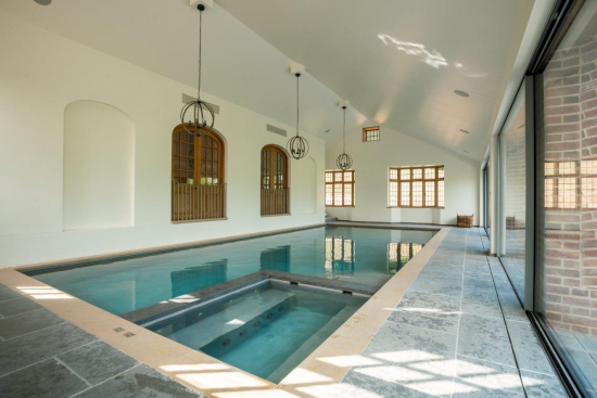 Surrey Family Home - pool